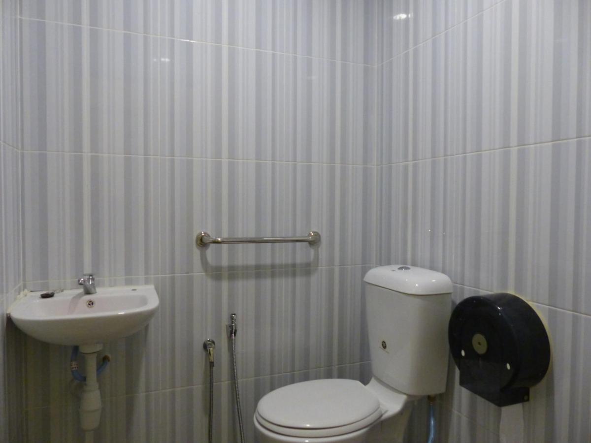 OYO 758 Comma Hotel Bandar Saujana Putra Exterior foto