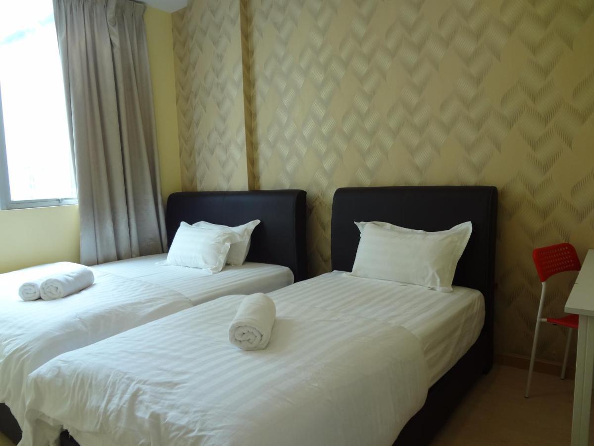 OYO 758 Comma Hotel Bandar Saujana Putra Exterior foto