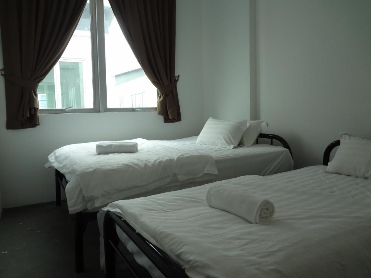 OYO 758 Comma Hotel Bandar Saujana Putra Exterior foto