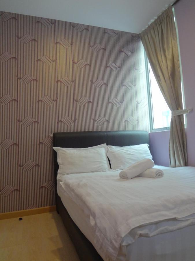 OYO 758 Comma Hotel Bandar Saujana Putra Exterior foto