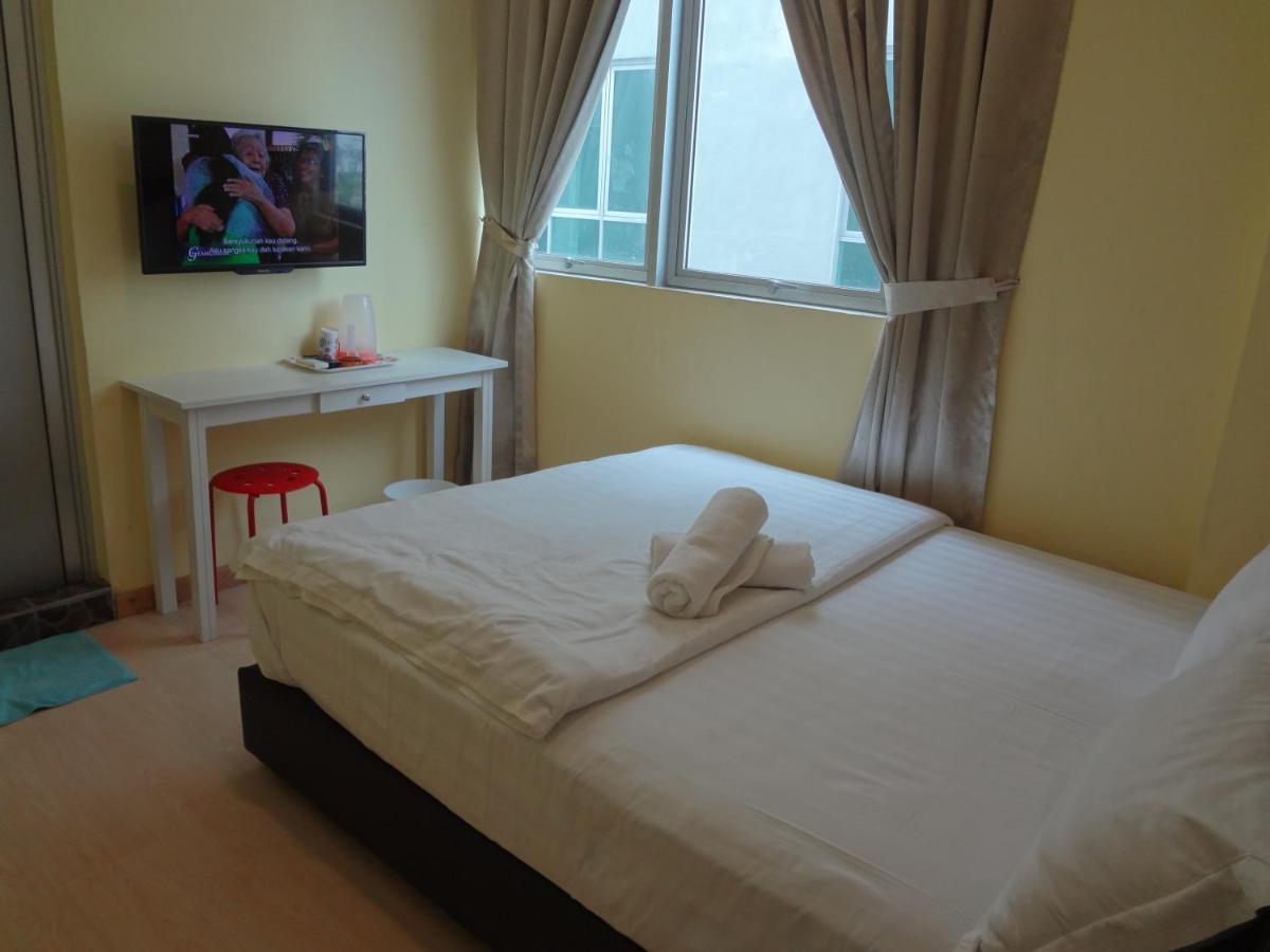 OYO 758 Comma Hotel Bandar Saujana Putra Exterior foto