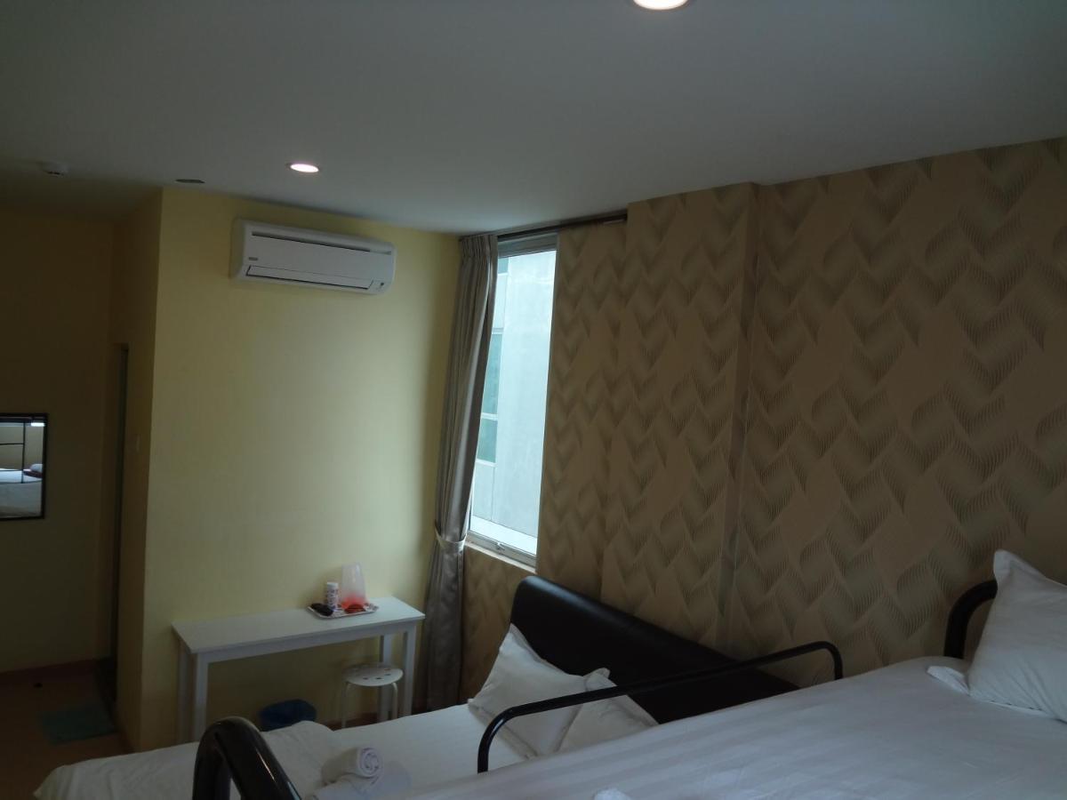 OYO 758 Comma Hotel Bandar Saujana Putra Exterior foto