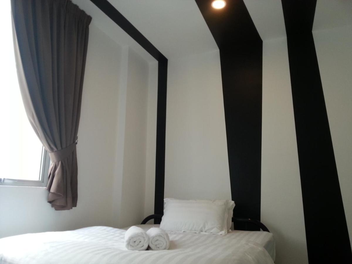 OYO 758 Comma Hotel Bandar Saujana Putra Exterior foto