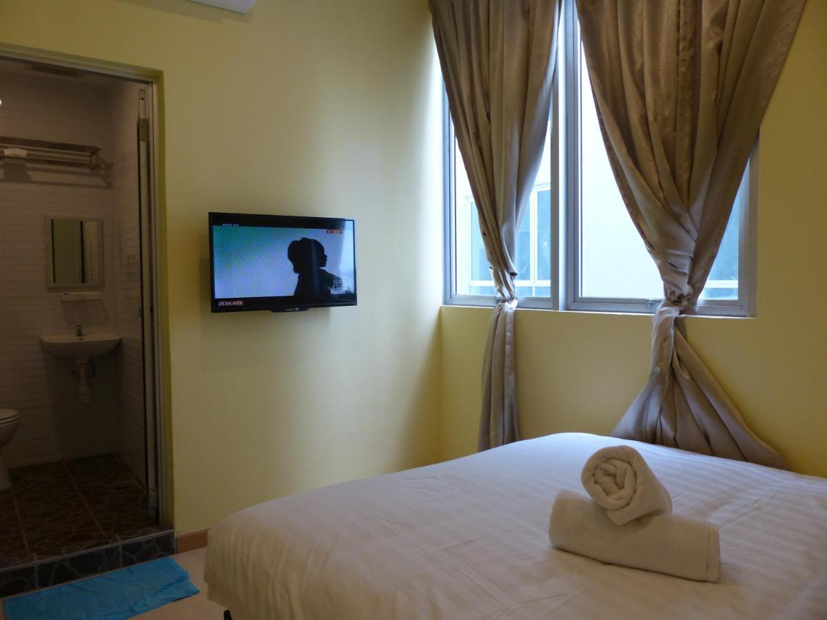 OYO 758 Comma Hotel Bandar Saujana Putra Exterior foto