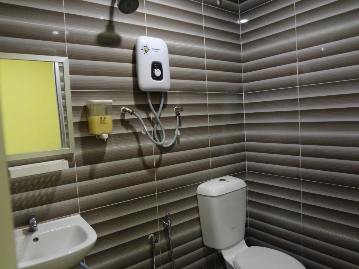 OYO 758 Comma Hotel Bandar Saujana Putra Exterior foto