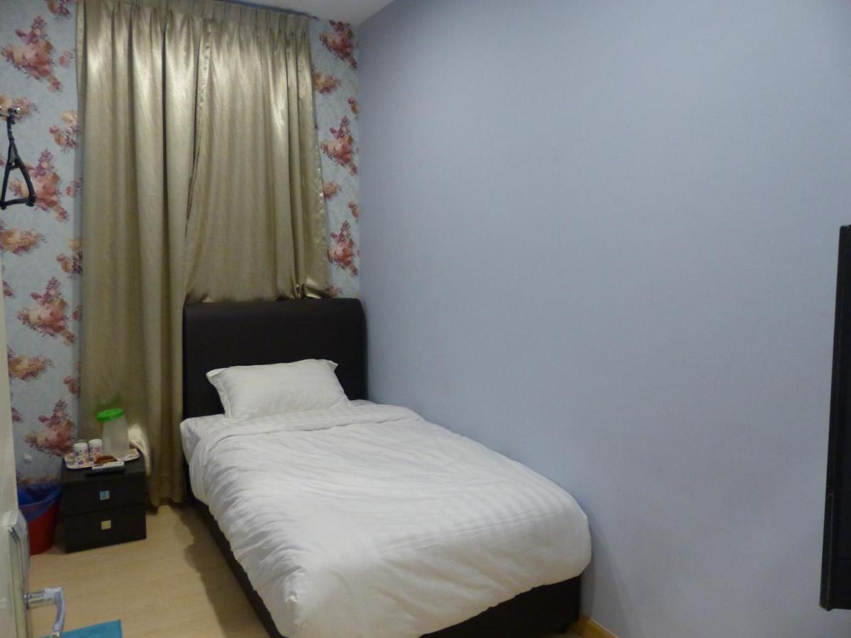OYO 758 Comma Hotel Bandar Saujana Putra Exterior foto