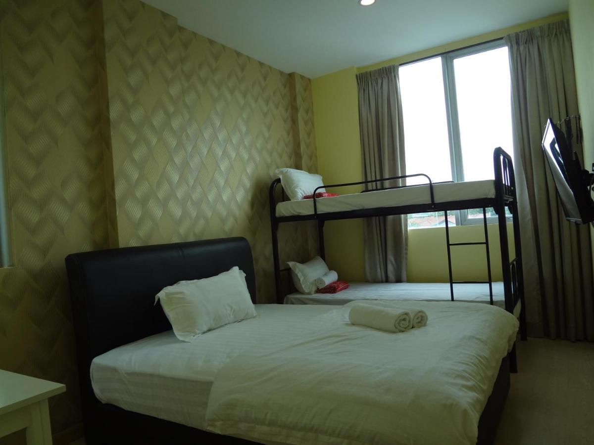 OYO 758 Comma Hotel Bandar Saujana Putra Exterior foto