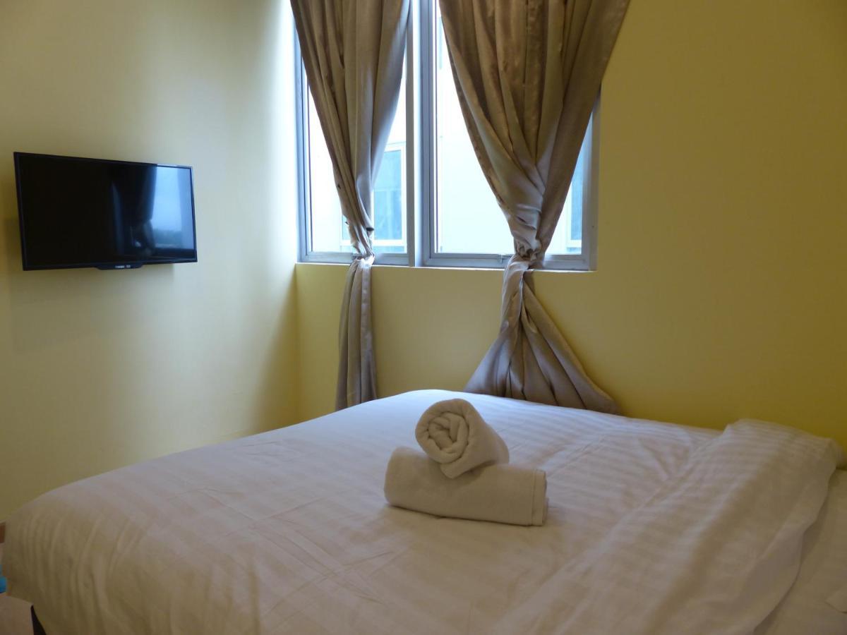 OYO 758 Comma Hotel Bandar Saujana Putra Exterior foto