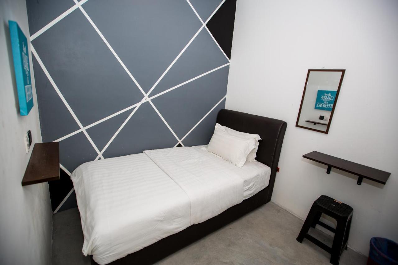OYO 758 Comma Hotel Bandar Saujana Putra Exterior foto
