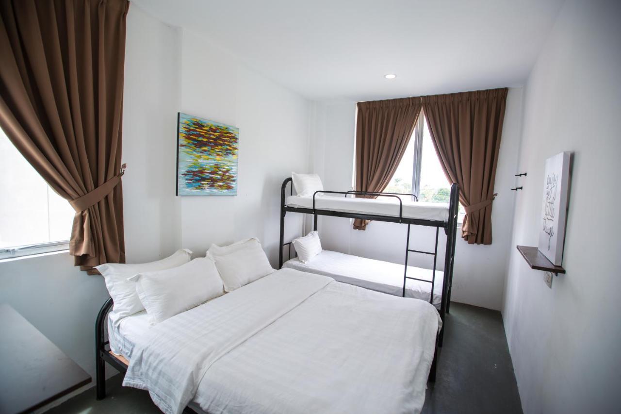 OYO 758 Comma Hotel Bandar Saujana Putra Exterior foto