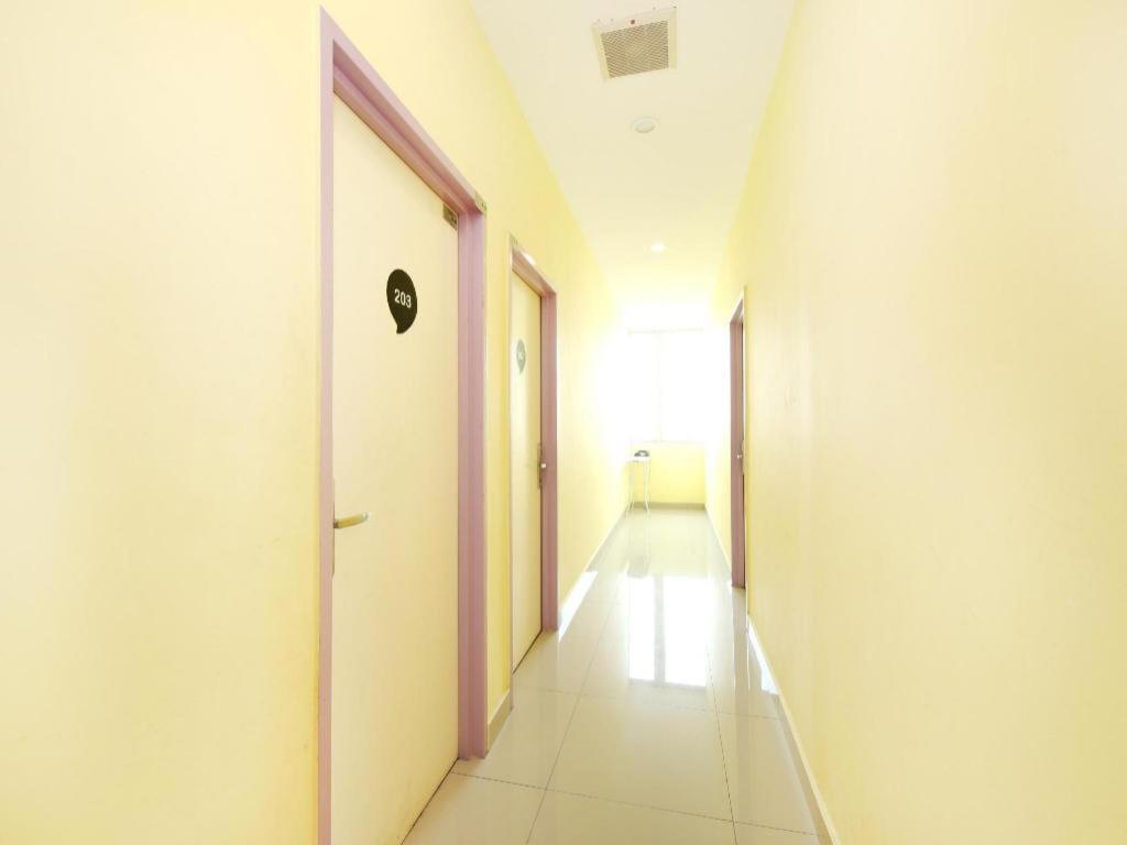 OYO 758 Comma Hotel Bandar Saujana Putra Exterior foto