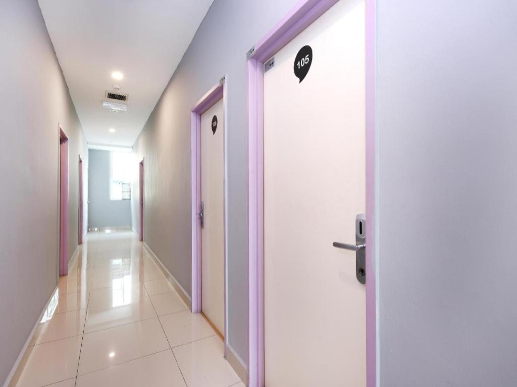 OYO 758 Comma Hotel Bandar Saujana Putra Exterior foto