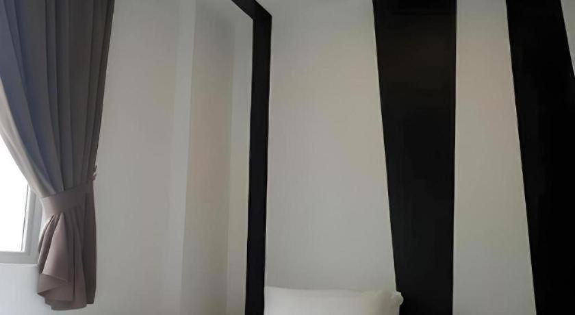 OYO 758 Comma Hotel Bandar Saujana Putra Exterior foto