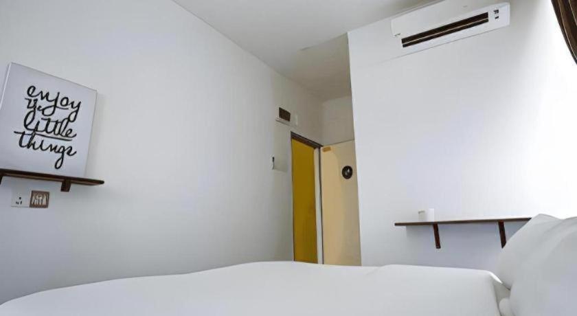 OYO 758 Comma Hotel Bandar Saujana Putra Exterior foto
