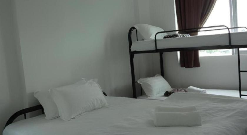 OYO 758 Comma Hotel Bandar Saujana Putra Exterior foto