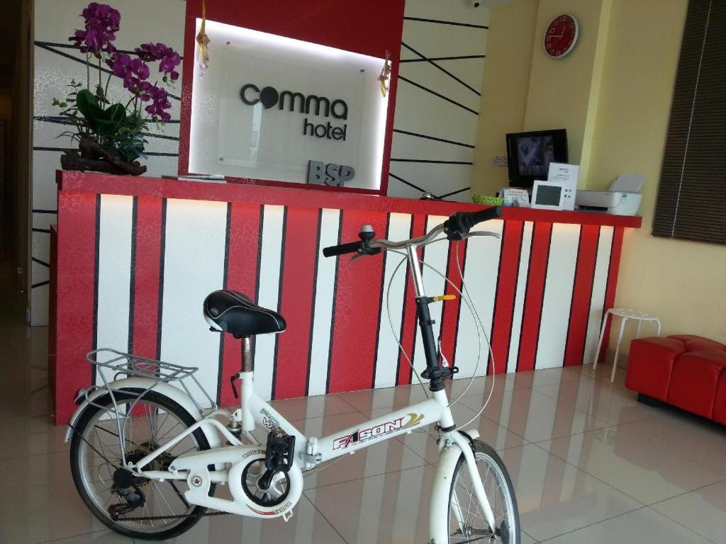 OYO 758 Comma Hotel Bandar Saujana Putra Exterior foto