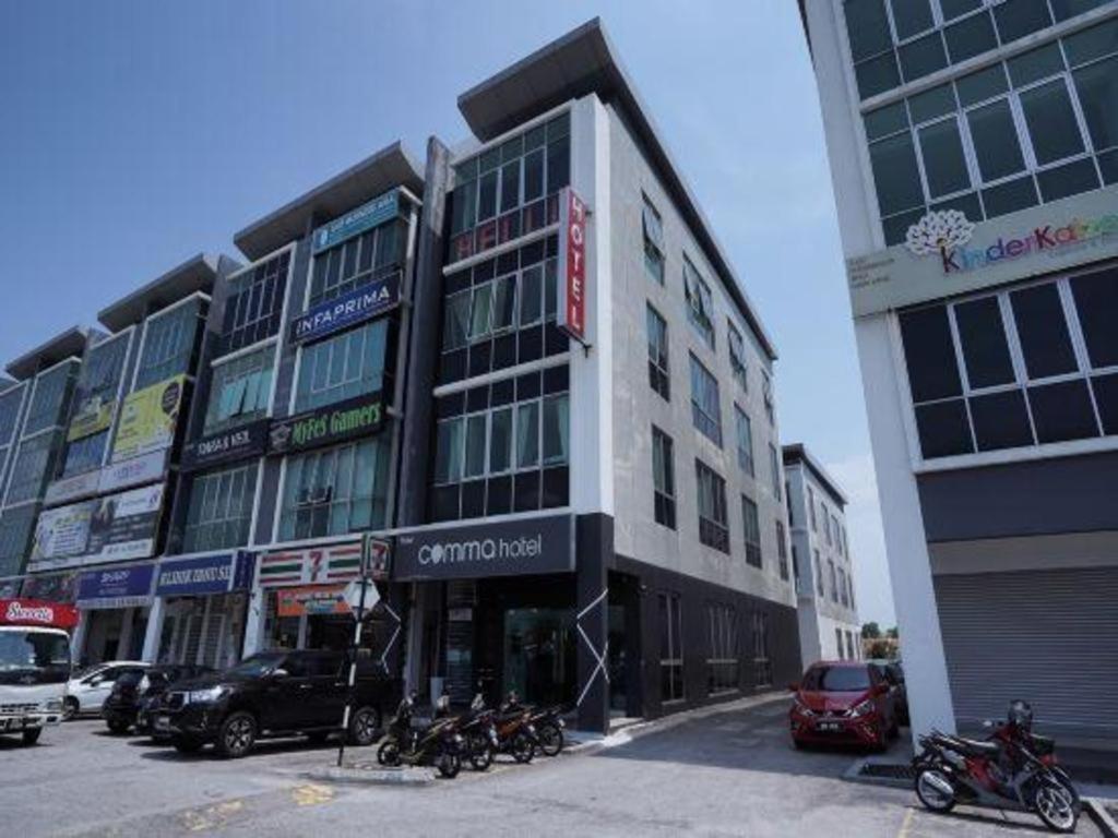 OYO 758 Comma Hotel Bandar Saujana Putra Exterior foto