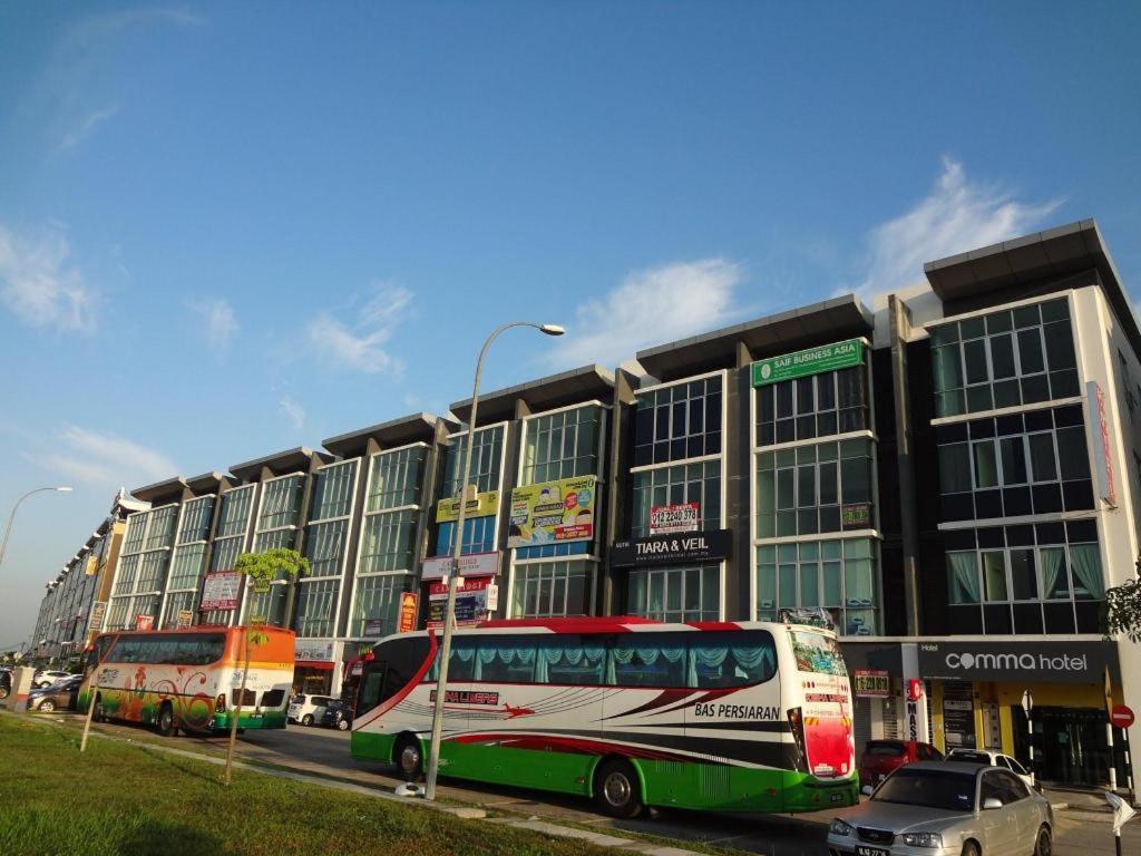 OYO 758 Comma Hotel Bandar Saujana Putra Exterior foto